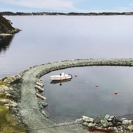 Finnås Lykling Feriehus *